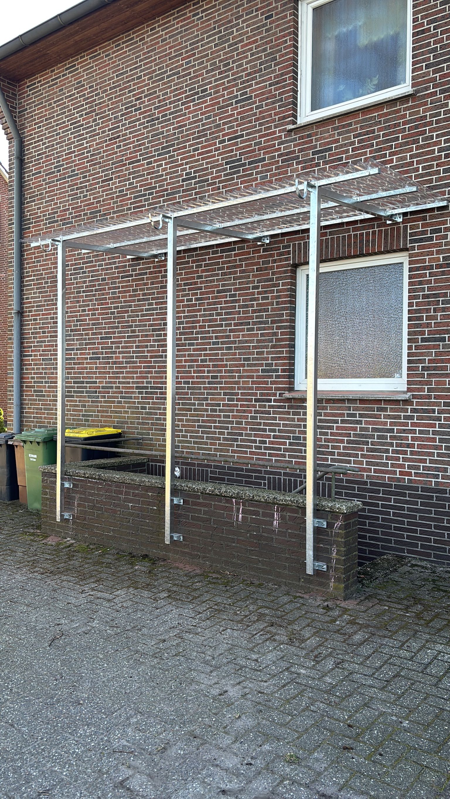 Schutz und Stil mit unseren Vordächern und Überdachungen