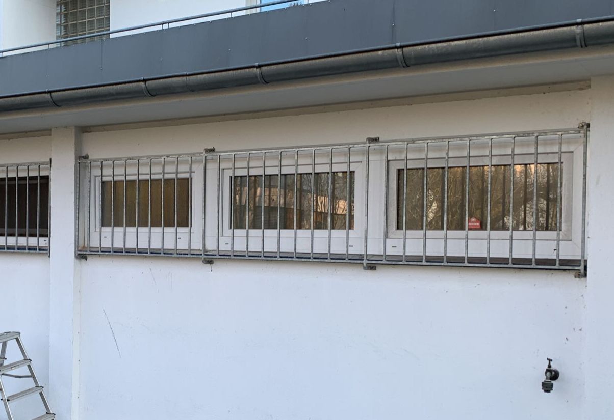 Dekorative und schützende Fenstergitter