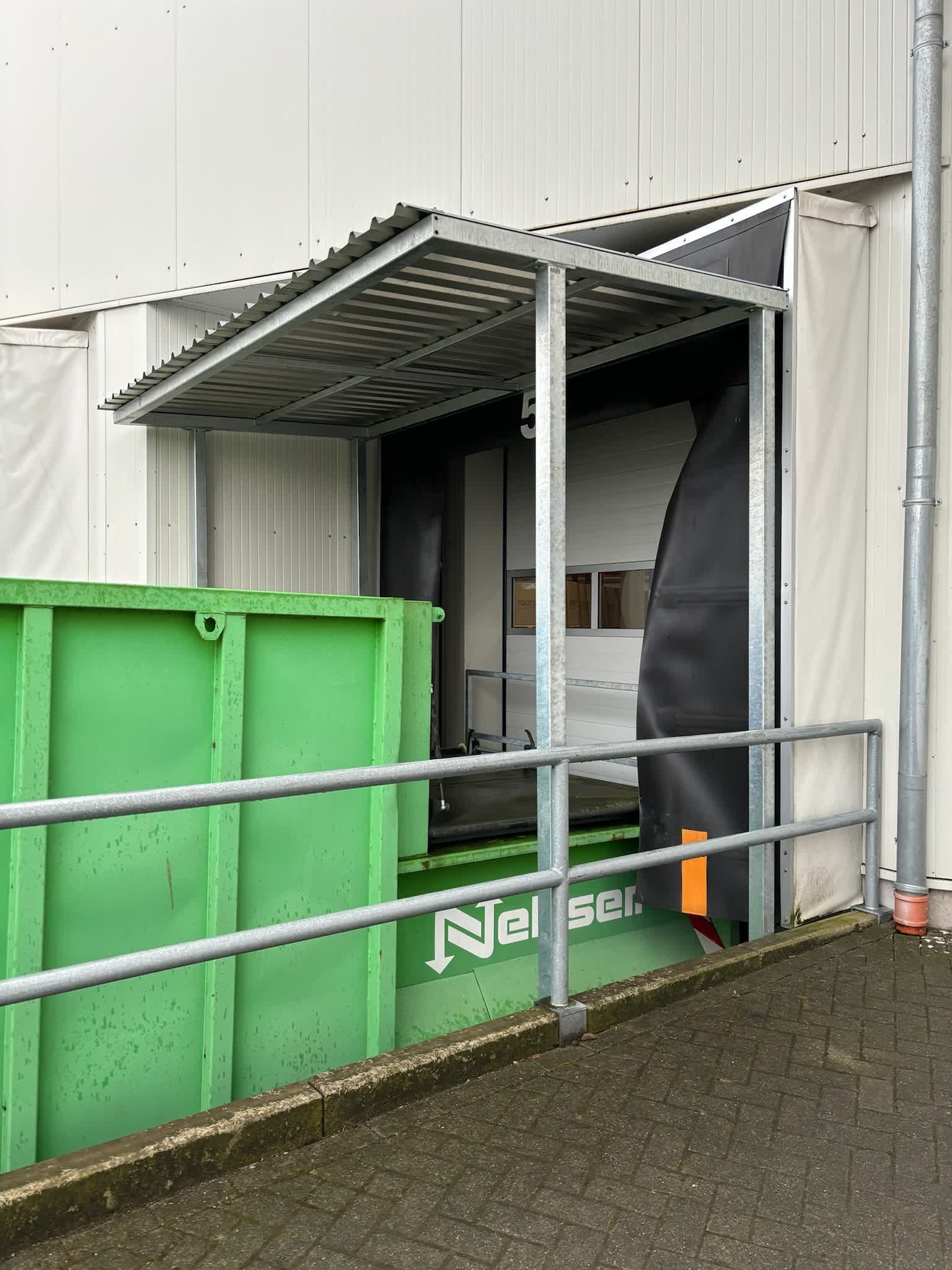 Schutz und Stil mit unseren Vordächern und Überdachungen